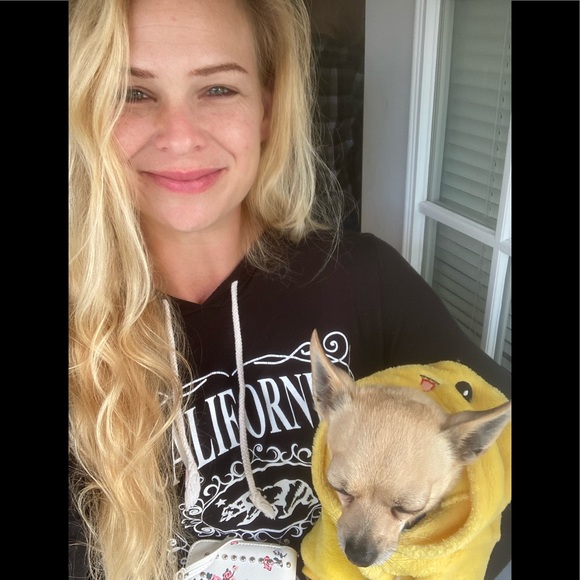 Meet your Posher, Becca - Picture 3 of 8